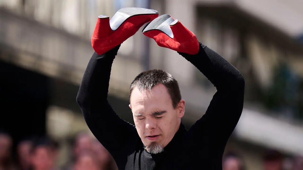 El alumnado de las escuelas que componen la Asociaci&oacute;n Haizea de Navarra realiza una serie de exhibiciones de distintos estilos y niveles para celebrar el D&iacute;a Internacional de la Danza. PABLO LASAOSA