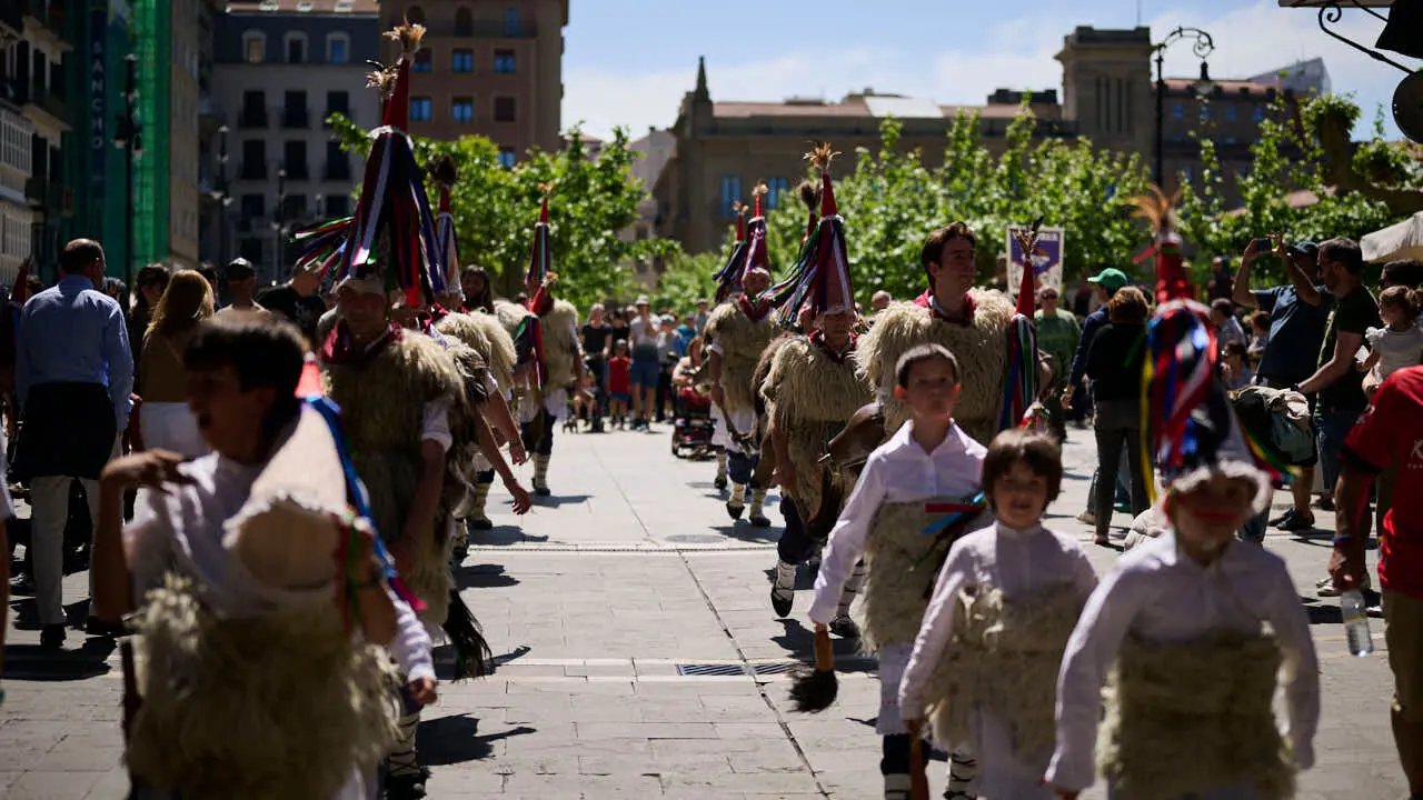 El alcalde de Pamplona, Joseba Asiron, junto a miembros de la Corporaci&oacute;n municipal, recibe a los mayordomos y mayordomas del barrio de Txantrea. PABLO LASAOSA