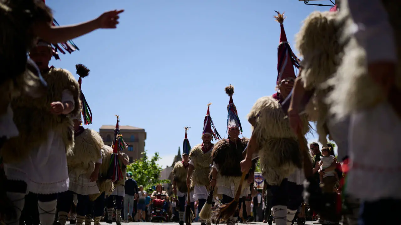 El alcalde de Pamplona, Joseba Asiron, junto a miembros de la Corporaci&oacute;n municipal, recibe a los mayordomos y mayordomas del barrio de Txantrea. PABLO LASAOSA