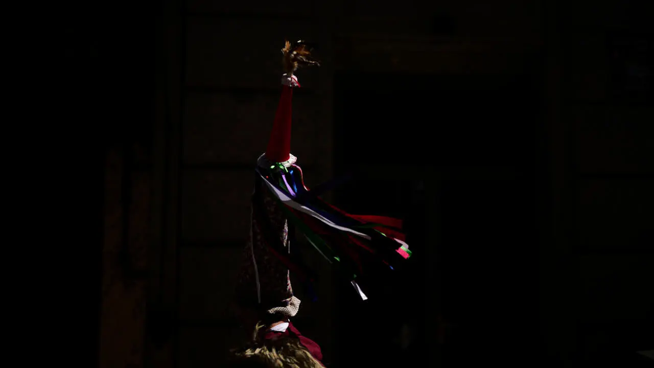 El alcalde de Pamplona, Joseba Asiron, junto a miembros de la Corporaci&oacute;n municipal, recibe a los mayordomos y mayordomas del barrio de Txantrea. PABLO LASAOSA