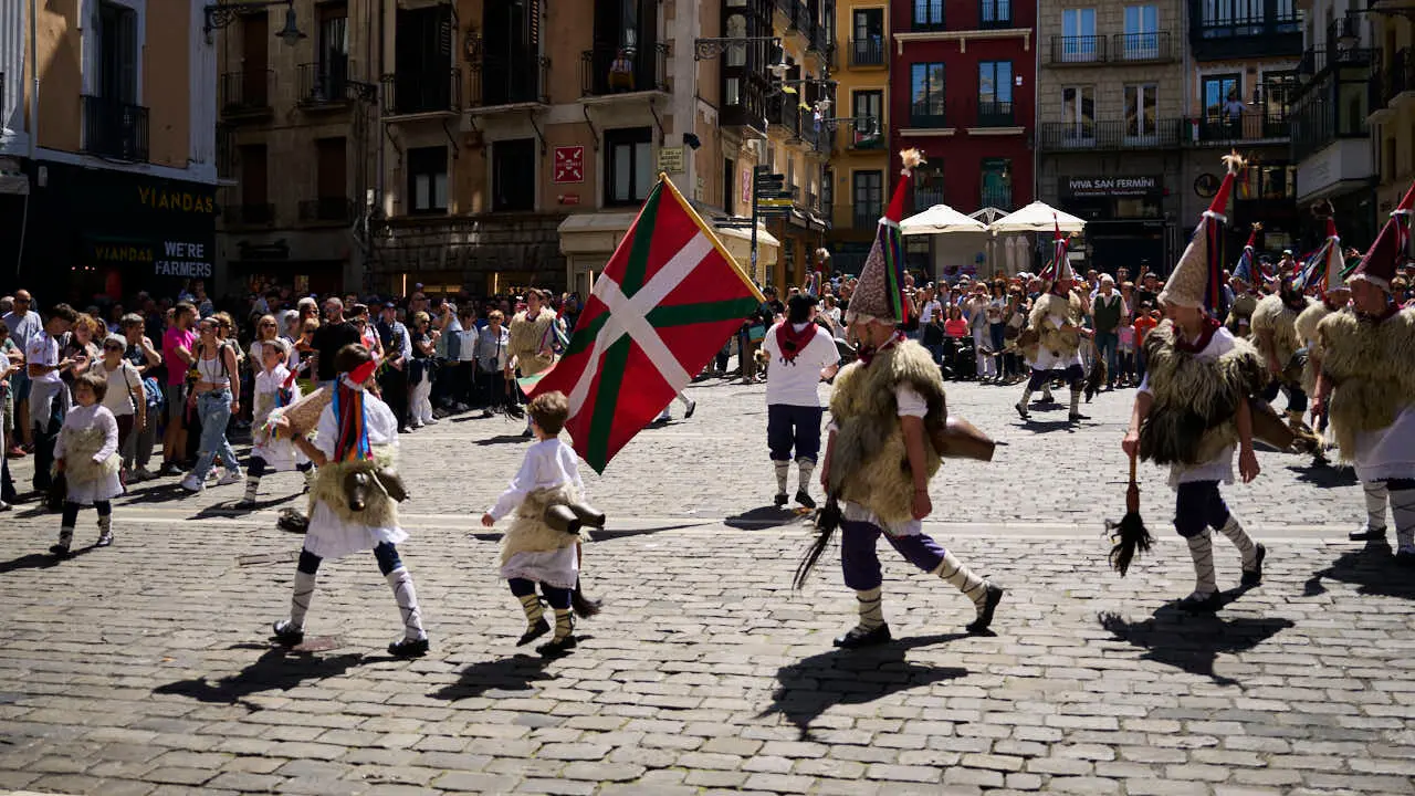 El alcalde de Pamplona, Joseba Asiron, junto a miembros de la Corporaci&oacute;n municipal, recibe a los mayordomos y mayordomas del barrio de Txantrea. PABLO LASAOSA