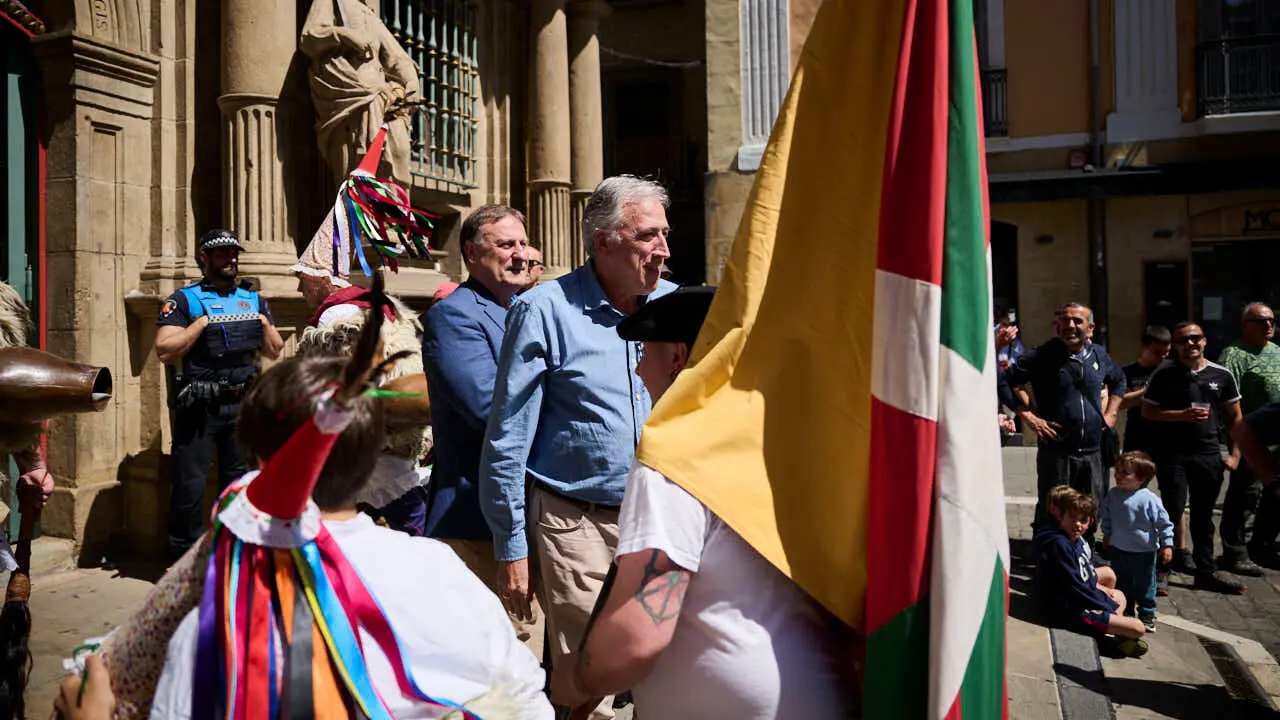 El alcalde de Pamplona, Joseba Asiron, junto a miembros de la Corporaci&oacute;n municipal, recibe a los mayordomos y mayordomas del barrio de Txantrea. PABLO LASAOSA