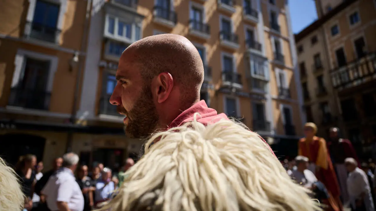 El alcalde de Pamplona, Joseba Asiron, junto a miembros de la Corporaci&oacute;n municipal, recibe a los mayordomos y mayordomas del barrio de Txantrea. PABLO LASAOSA