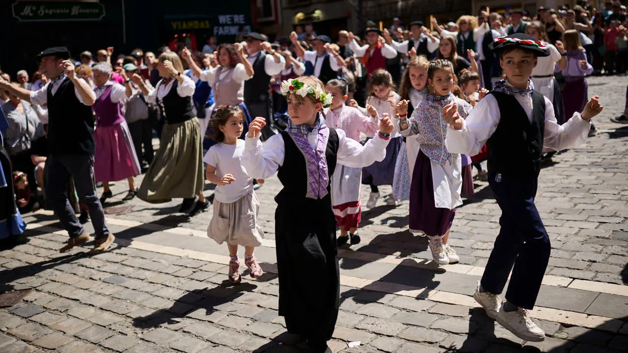 El alcalde de Pamplona, Joseba Asiron, junto a miembros de la Corporaci&oacute;n municipal, recibe a los mayordomos y mayordomas del barrio de Txantrea. PABLO LASAOSA