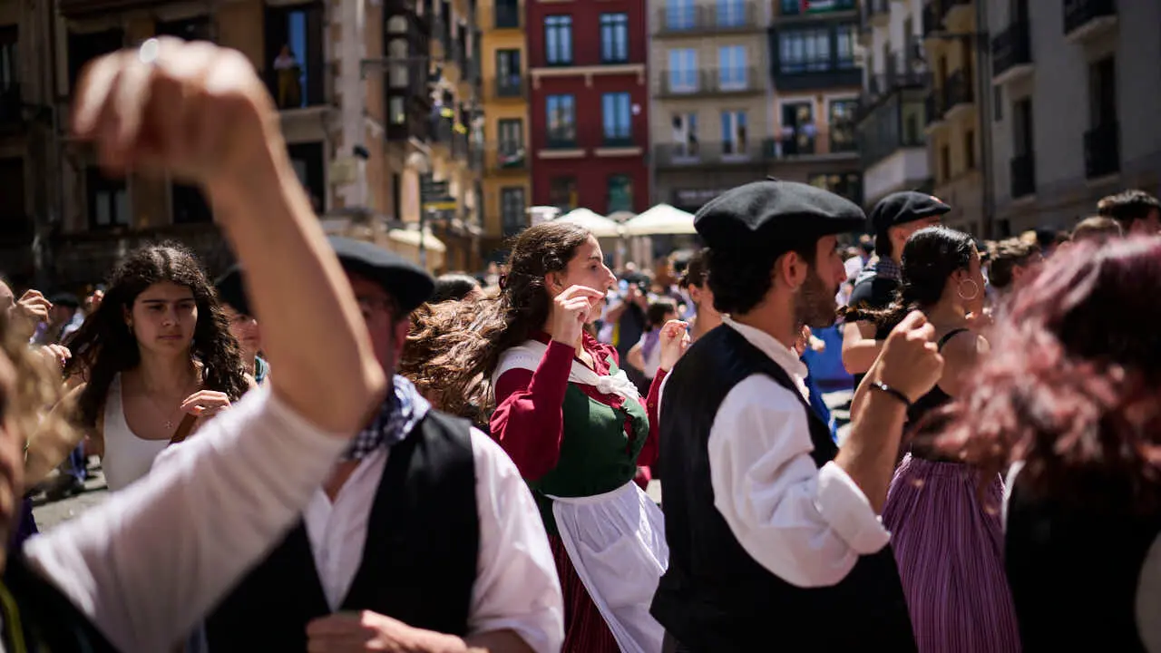 El alcalde de Pamplona, Joseba Asiron, junto a miembros de la Corporaci&oacute;n municipal, recibe a los mayordomos y mayordomas del barrio de Txantrea. PABLO LASAOSA