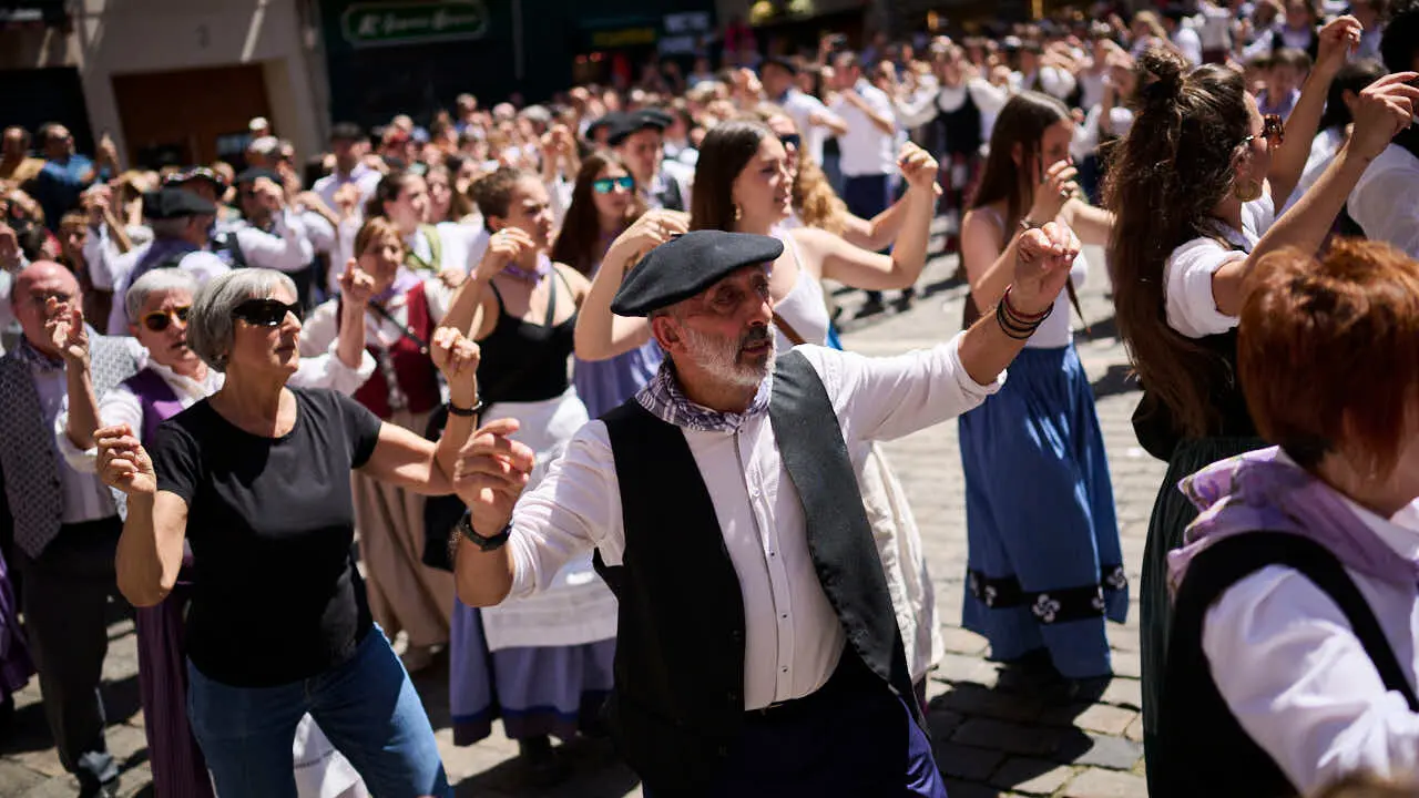 El alcalde de Pamplona, Joseba Asiron, junto a miembros de la Corporaci&oacute;n municipal, recibe a los mayordomos y mayordomas del barrio de Txantrea. PABLO LASAOSA