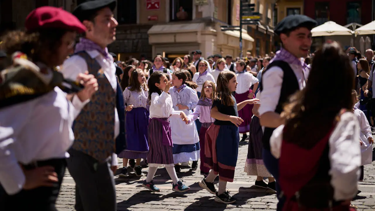 El alcalde de Pamplona, Joseba Asiron, junto a miembros de la Corporaci&oacute;n municipal, recibe a los mayordomos y mayordomas del barrio de Txantrea. PABLO LASAOSA