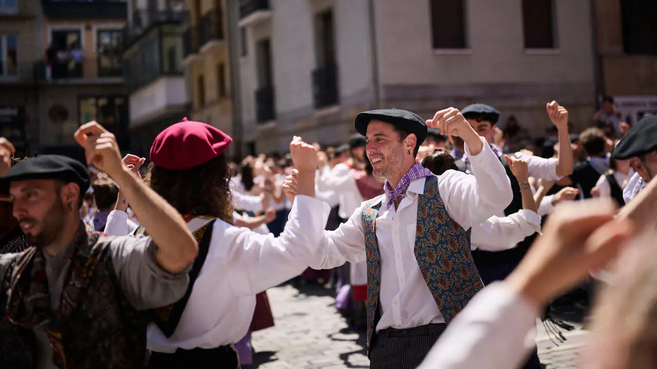 El alcalde de Pamplona, Joseba Asiron, junto a miembros de la Corporaci&oacute;n municipal, recibe a los mayordomos y mayordomas del barrio de Txantrea. PABLO LASAOSA