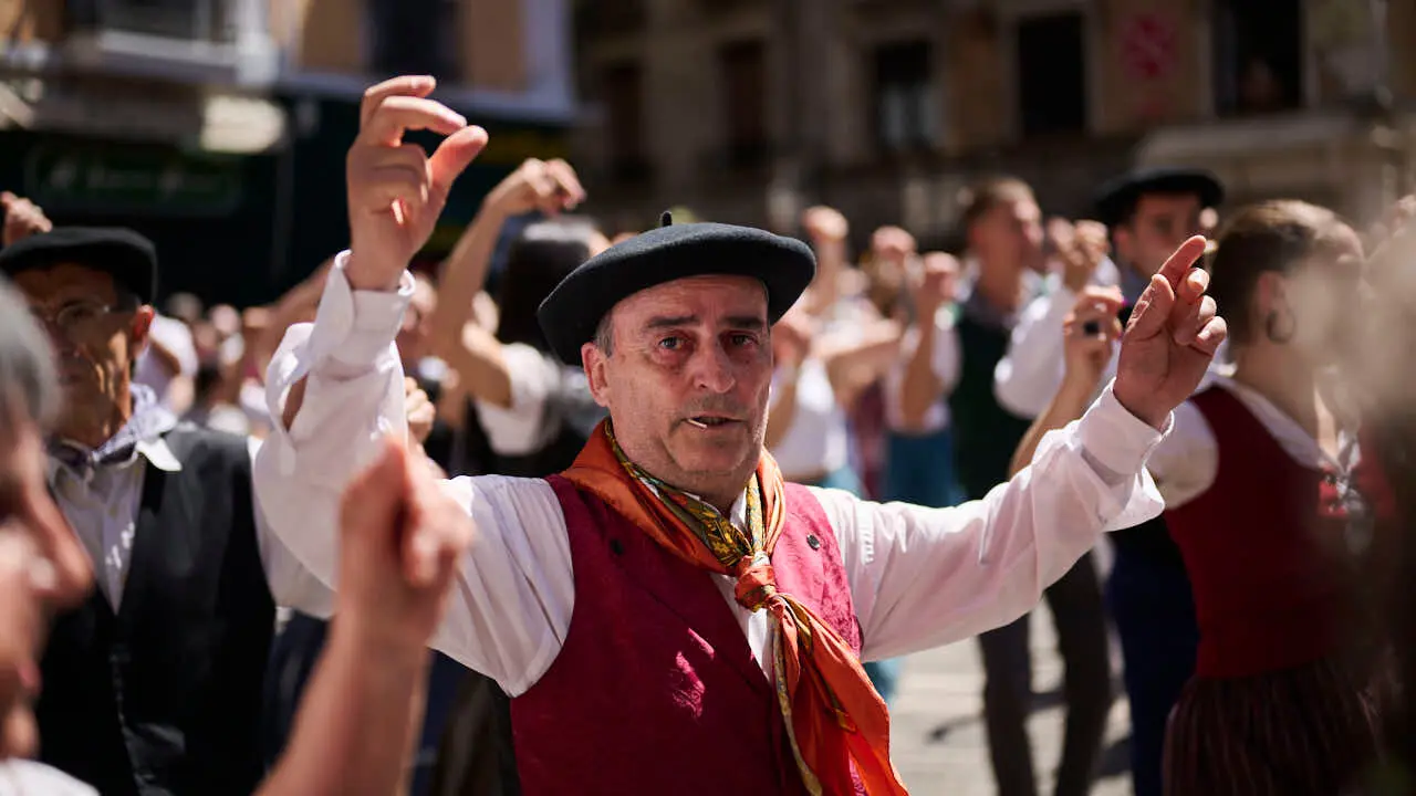 El alcalde de Pamplona, Joseba Asiron, junto a miembros de la Corporaci&oacute;n municipal, recibe a los mayordomos y mayordomas del barrio de Txantrea. PABLO LASAOSA