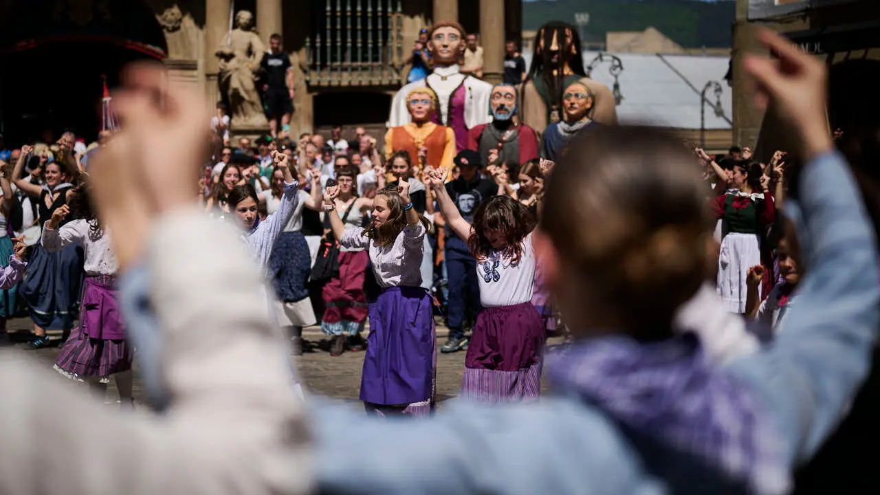 El alcalde de Pamplona, Joseba Asiron, junto a miembros de la Corporaci&oacute;n municipal, recibe a los mayordomos y mayordomas del barrio de Txantrea. PABLO LASAOSA