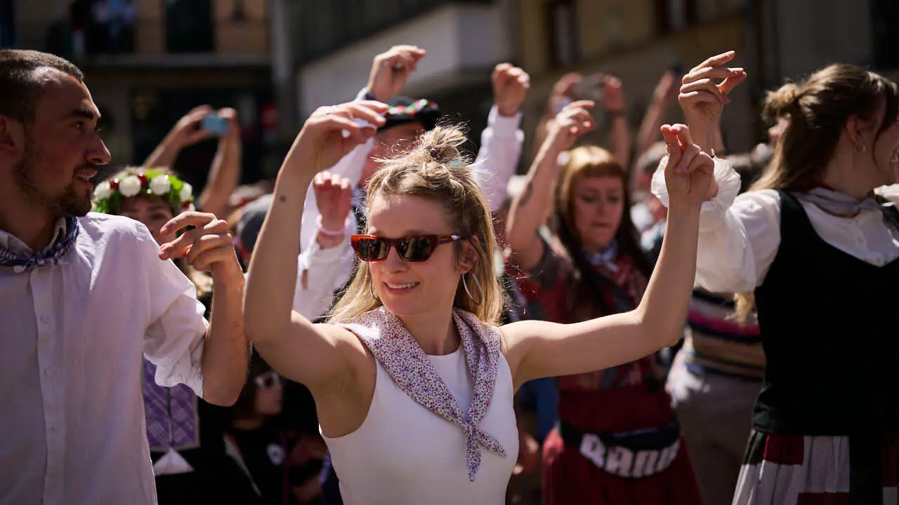 El alcalde de Pamplona, Joseba Asiron, junto a miembros de la Corporaci&oacute;n municipal, recibe a los mayordomos y mayordomas del barrio de Txantrea. PABLO LASAOSA