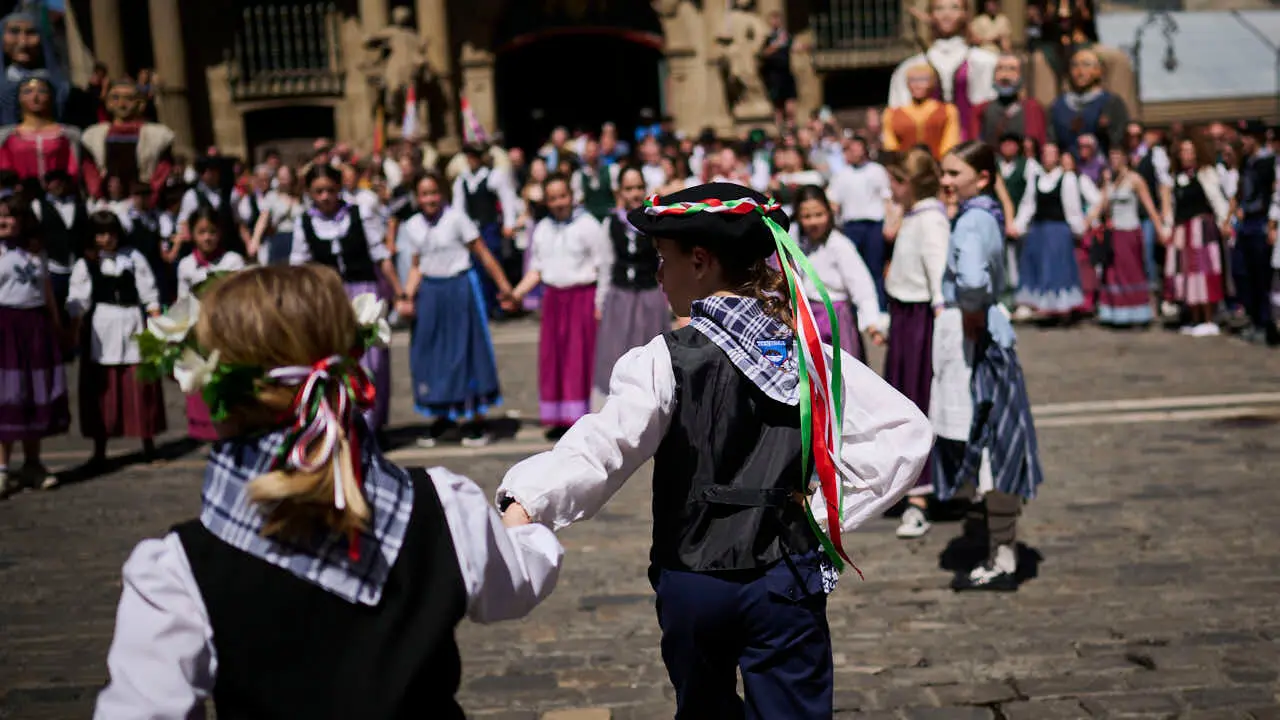 El alcalde de Pamplona, Joseba Asiron, junto a miembros de la Corporaci&oacute;n municipal, recibe a los mayordomos y mayordomas del barrio de Txantrea. PABLO LASAOSA