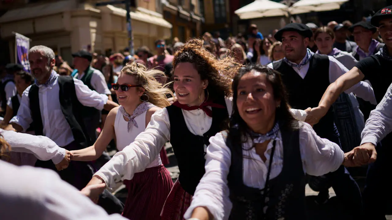 El alcalde de Pamplona, Joseba Asiron, junto a miembros de la Corporaci&oacute;n municipal, recibe a los mayordomos y mayordomas del barrio de Txantrea. PABLO LASAOSA