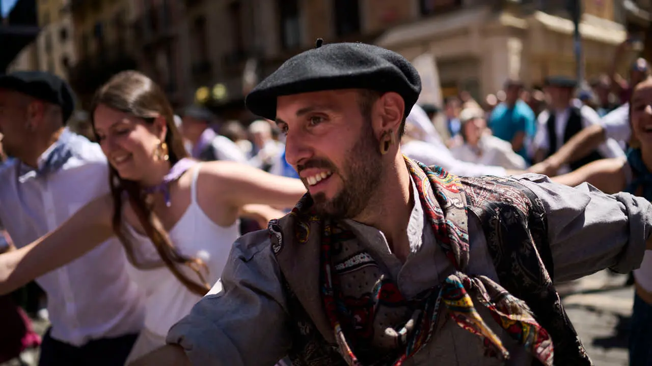 El alcalde de Pamplona, Joseba Asiron, junto a miembros de la Corporaci&oacute;n municipal, recibe a los mayordomos y mayordomas del barrio de Txantrea. PABLO LASAOSA