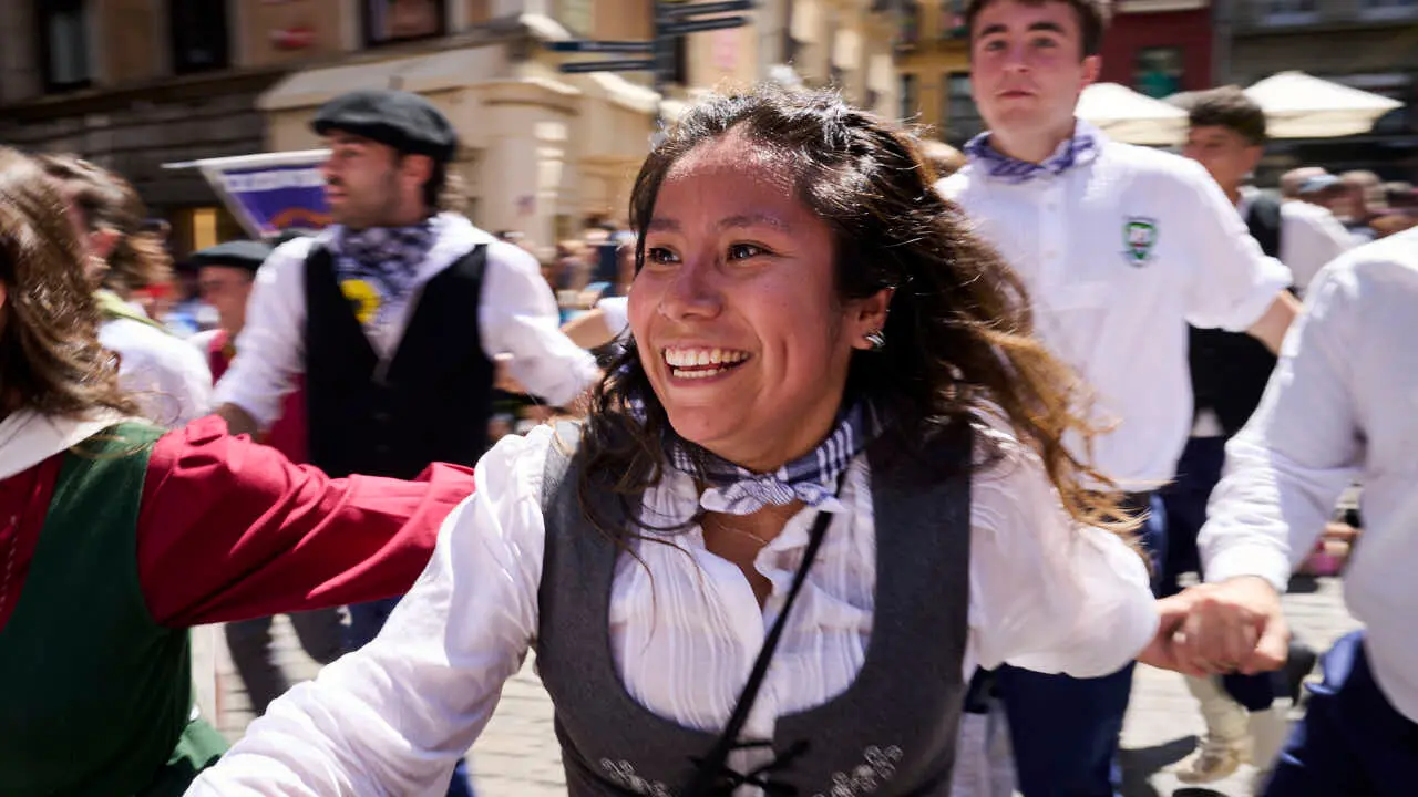 El alcalde de Pamplona, Joseba Asiron, junto a miembros de la Corporaci&oacute;n municipal, recibe a los mayordomos y mayordomas del barrio de Txantrea. PABLO LASAOSA