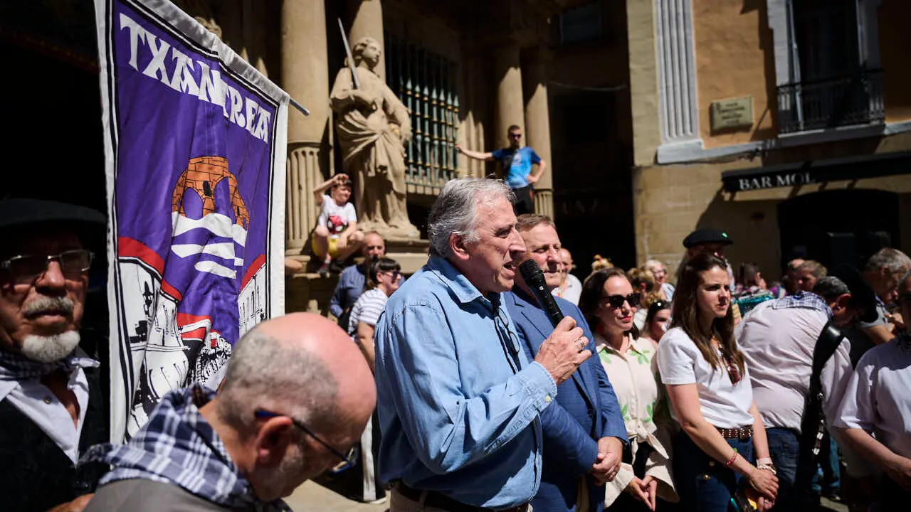 El alcalde de Pamplona, Joseba Asiron, junto a miembros de la Corporaci&oacute;n municipal, recibe a los mayordomos y mayordomas del barrio de Txantrea. PABLO LASAOSA