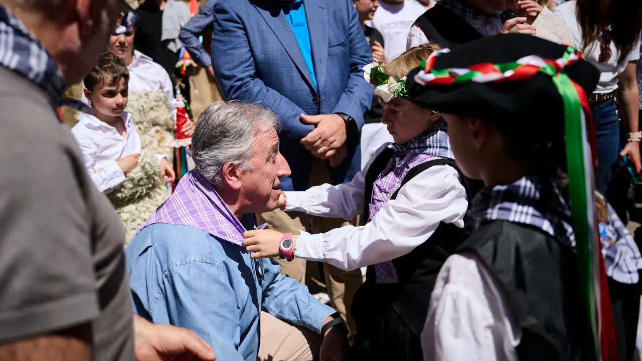 El alcalde de Pamplona, Joseba Asiron, junto a miembros de la Corporaci&oacute;n municipal, recibe a los mayordomos y mayordomas del barrio de Txantrea. PABLO LASAOSA