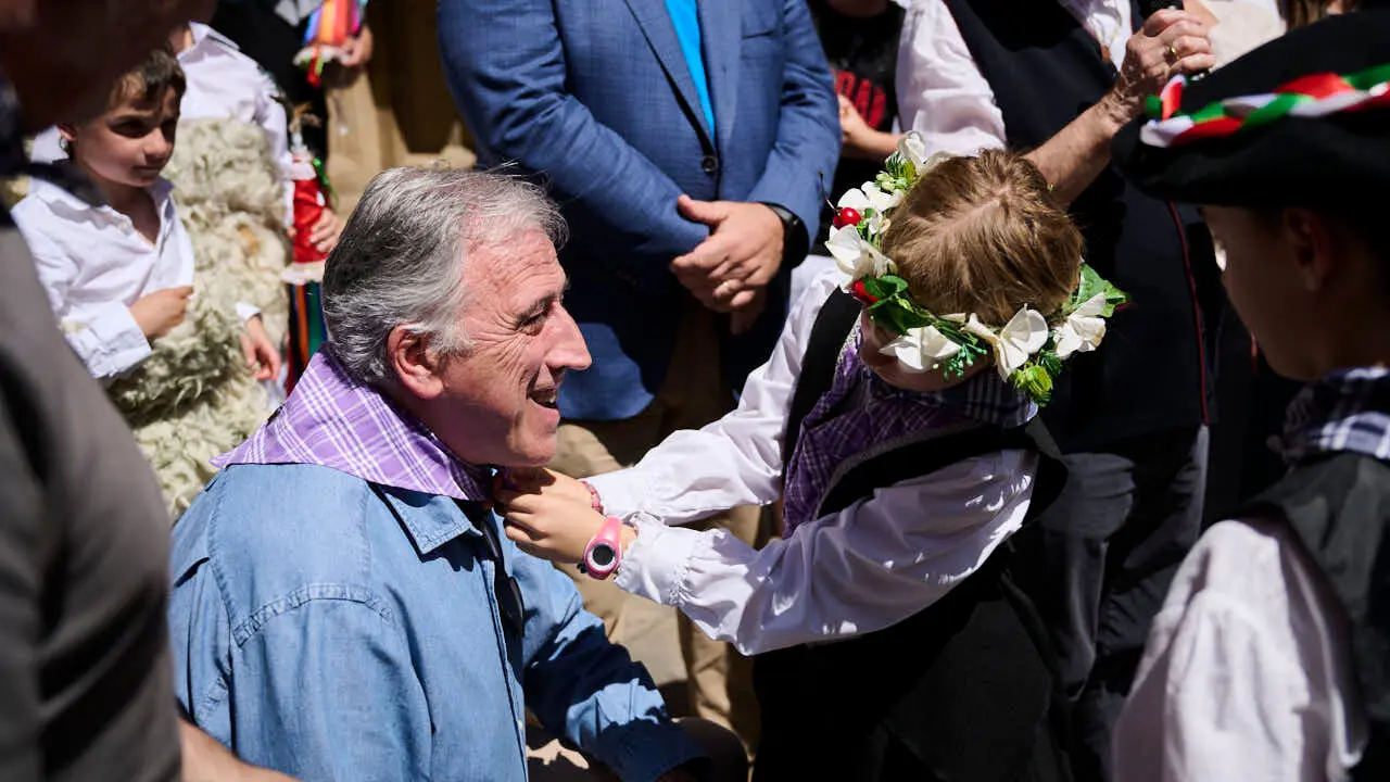El alcalde de Pamplona, Joseba Asiron, junto a miembros de la Corporaci&oacute;n municipal, recibe a los mayordomos y mayordomas del barrio de Txantrea. PABLO LASAOSA
