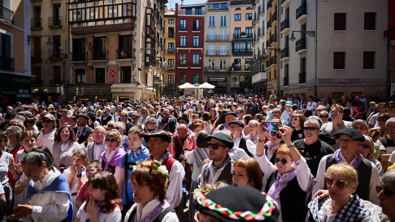 El alcalde de Pamplona, Joseba Asiron, junto a miembros de la Corporaci&oacute;n municipal, recibe a los mayordomos y mayordomas del barrio de Txantrea. PABLO LASAOSA