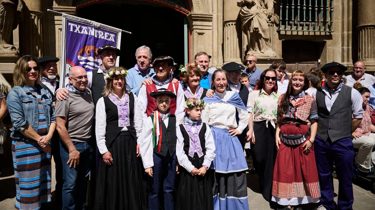 El alcalde de Pamplona, Joseba Asiron, junto a miembros de la Corporaci&oacute;n municipal, recibe a los mayordomos y mayordomas del barrio de Txantrea. PABLO LASAOSA