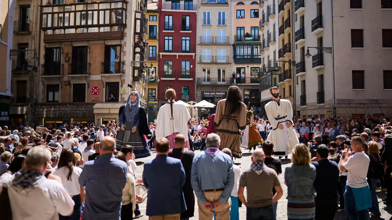El alcalde de Pamplona, Joseba Asiron, junto a miembros de la Corporaci&oacute;n municipal, recibe a los mayordomos y mayordomas del barrio de Txantrea. PABLO LASAOSA