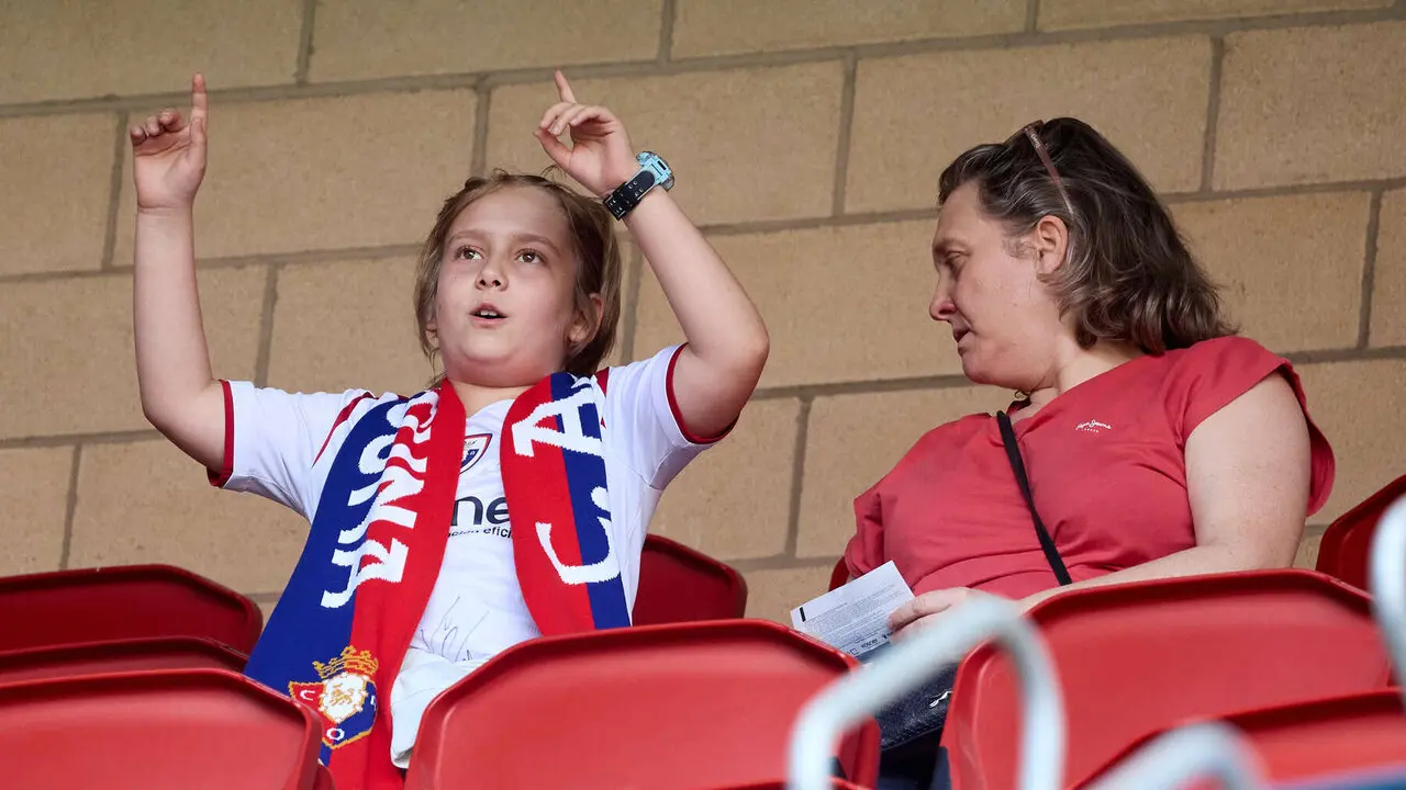 La grada del estadio de El Sadar durante el partido de La Liga EA Sports entre CA Osasuna y Sevilla FC disputado en Pamplona. I&Ntilde;IGO ALZUGARAY