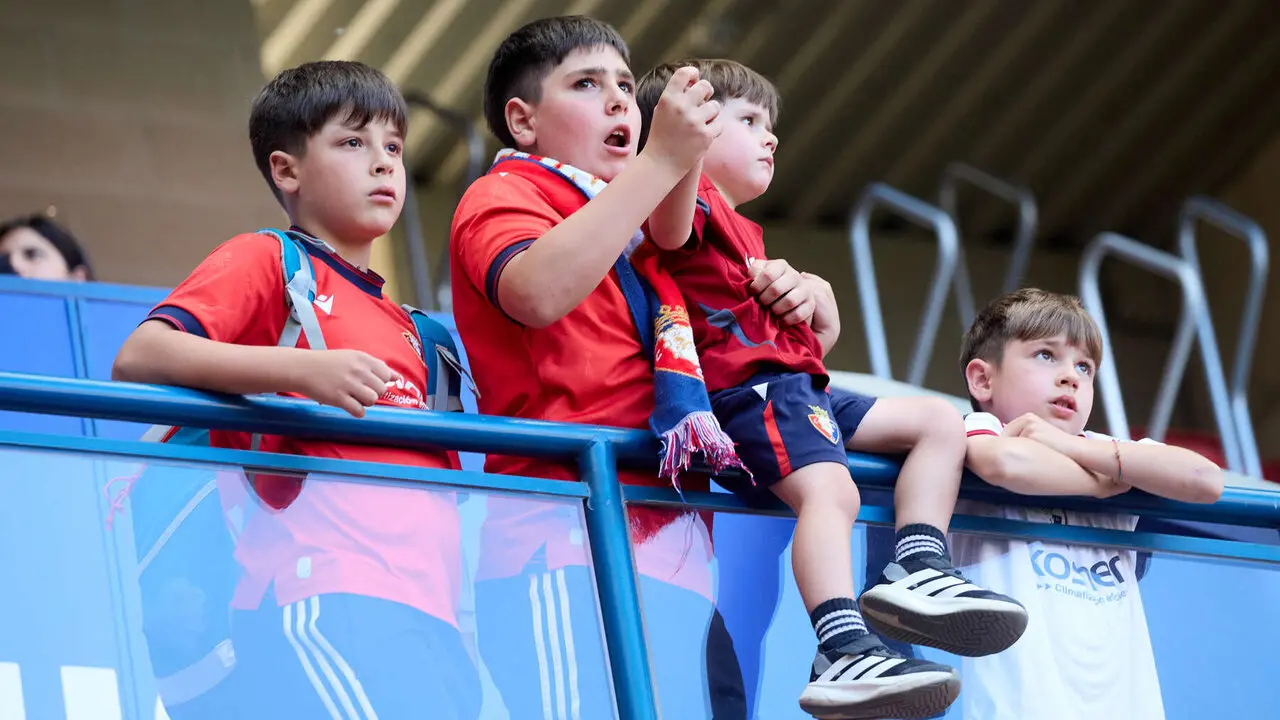 La grada del estadio de El Sadar durante el partido de La Liga EA Sports entre CA Osasuna y Sevilla FC disputado en Pamplona. I&Ntilde;IGO ALZUGARAY