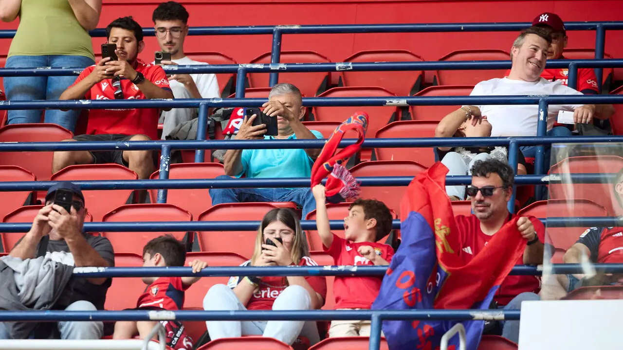 La grada del estadio de El Sadar durante el partido de La Liga EA Sports entre CA Osasuna y Sevilla FC disputado en Pamplona. I&Ntilde;IGO ALZUGARAY