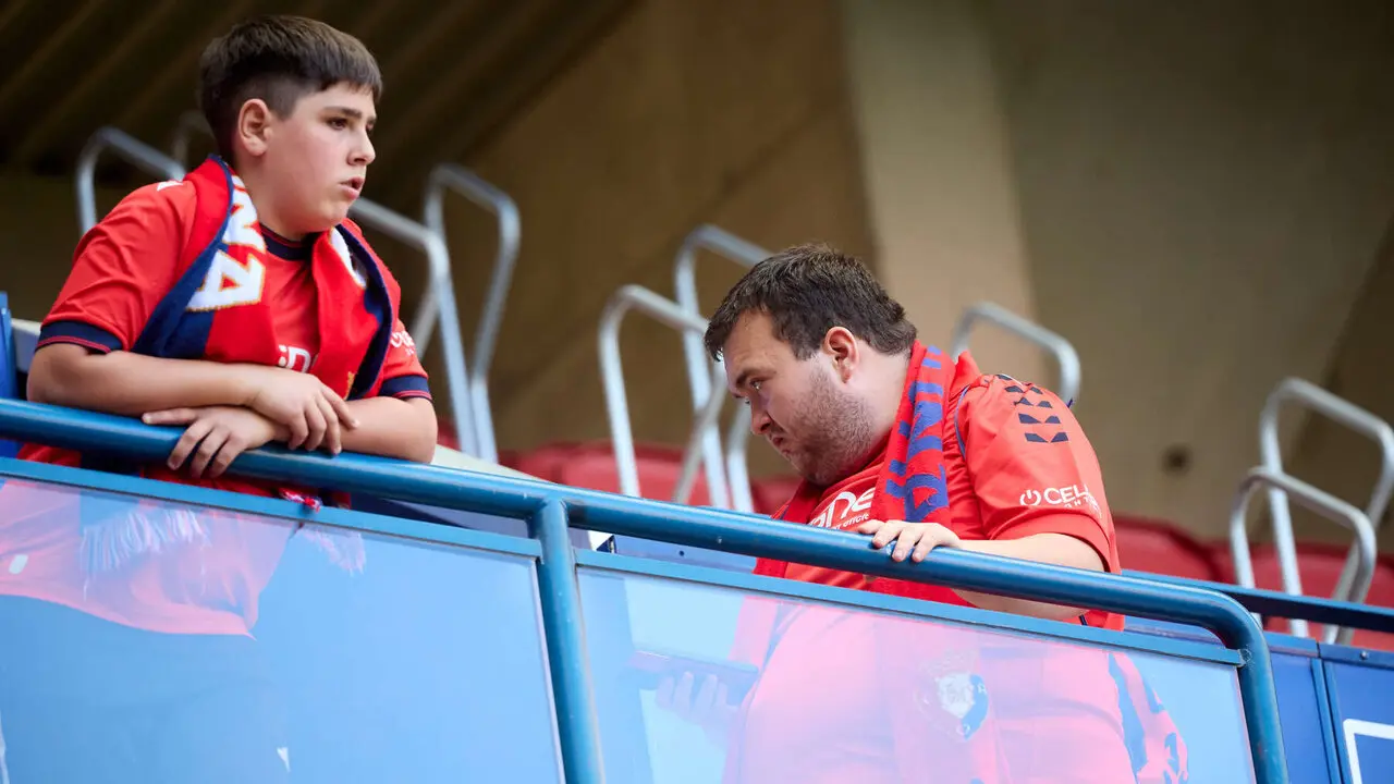 La grada del estadio de El Sadar durante el partido de La Liga EA Sports entre CA Osasuna y Sevilla FC disputado en Pamplona. I&Ntilde;IGO ALZUGARAY