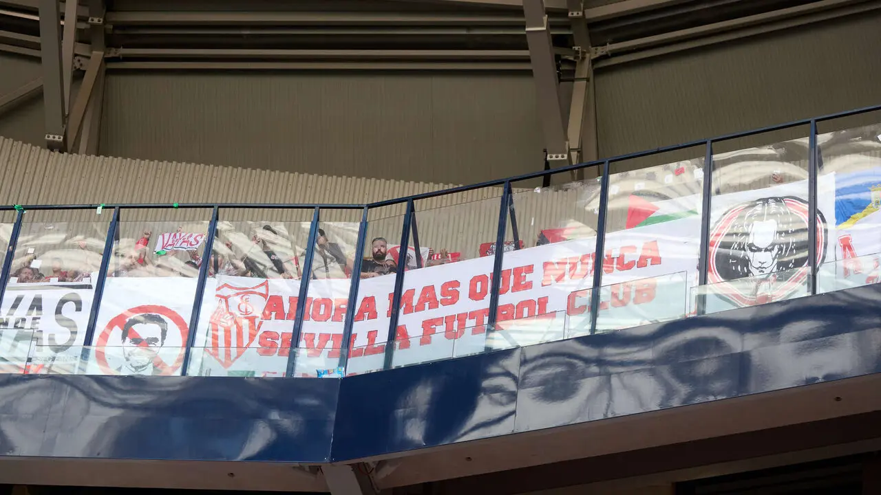 La grada del estadio de El Sadar durante el partido de La Liga EA Sports entre CA Osasuna y Sevilla FC disputado en Pamplona. I&Ntilde;IGO ALZUGARAY