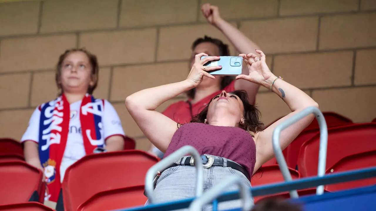 La grada del estadio de El Sadar durante el partido de La Liga EA Sports entre CA Osasuna y Sevilla FC disputado en Pamplona. I&Ntilde;IGO ALZUGARAY