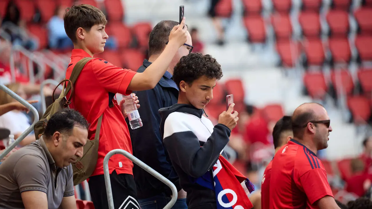 La grada del estadio de El Sadar durante el partido de La Liga EA Sports entre CA Osasuna y Sevilla FC disputado en Pamplona. I&Ntilde;IGO ALZUGARAY