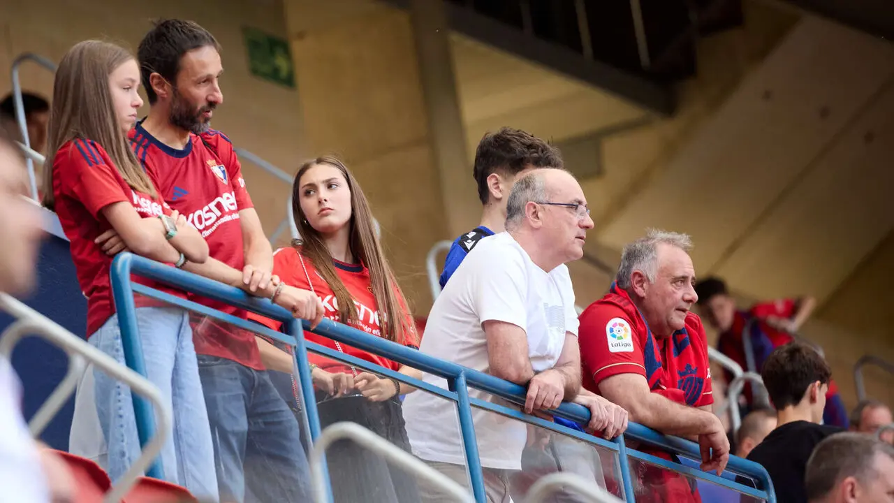 La grada del estadio de El Sadar durante el partido de La Liga EA Sports entre CA Osasuna y Sevilla FC disputado en Pamplona. I&Ntilde;IGO ALZUGARAY