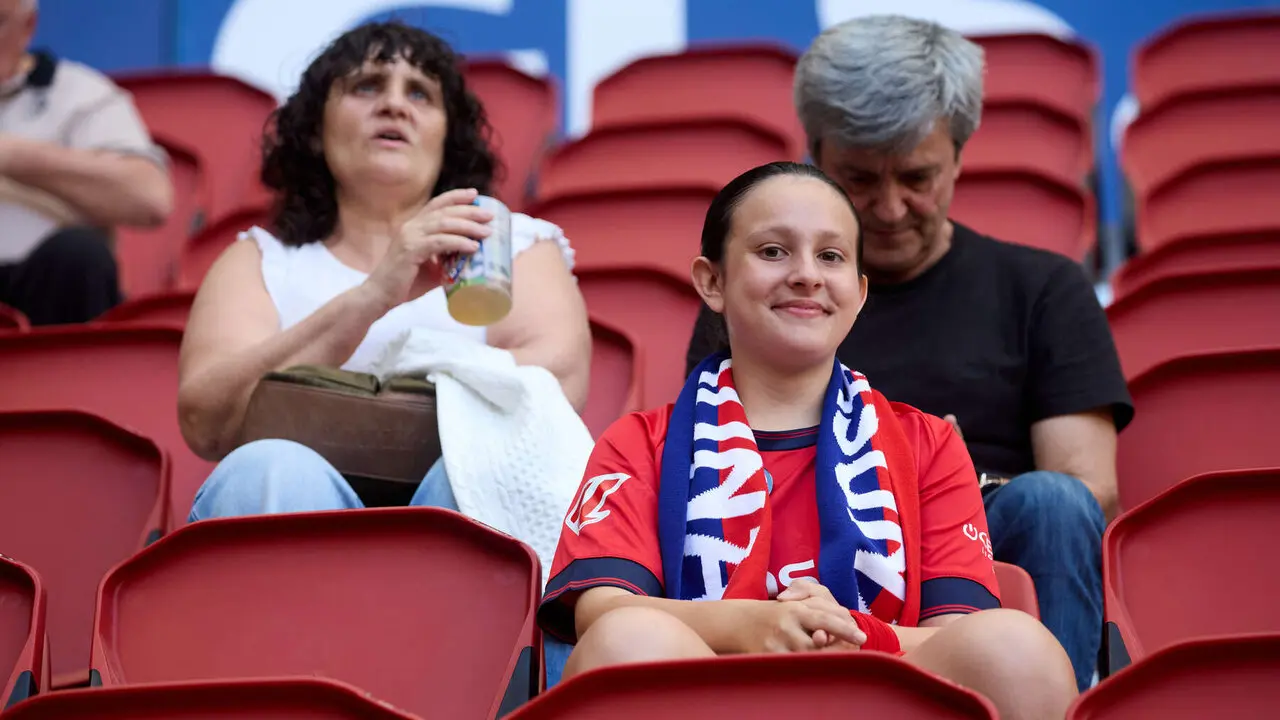 La grada del estadio de El Sadar durante el partido de La Liga EA Sports entre CA Osasuna y Sevilla FC disputado en Pamplona. I&Ntilde;IGO ALZUGARAY