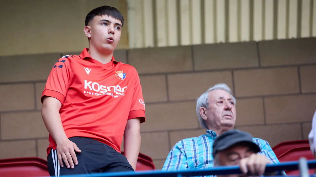La grada del estadio de El Sadar durante el partido de La Liga EA Sports entre CA Osasuna y Sevilla FC disputado en Pamplona. I&Ntilde;IGO ALZUGARAY