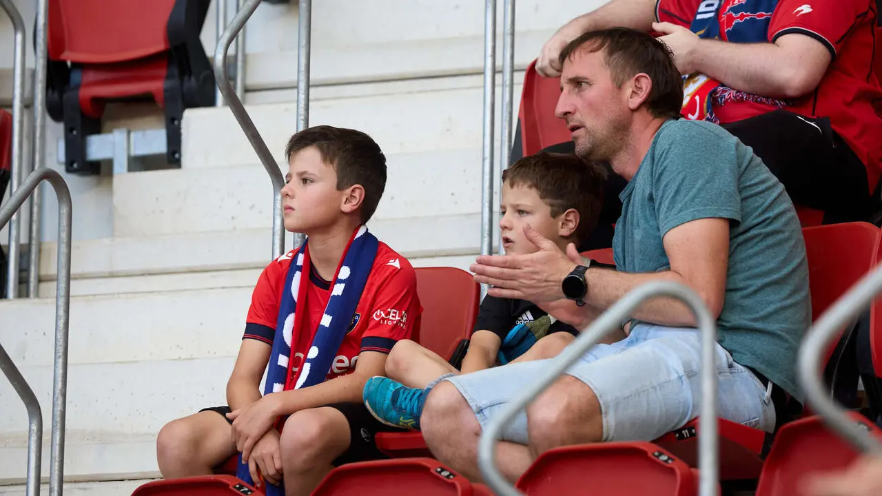 La grada del estadio de El Sadar durante el partido de La Liga EA Sports entre CA Osasuna y Sevilla FC disputado en Pamplona. I&Ntilde;IGO ALZUGARAY