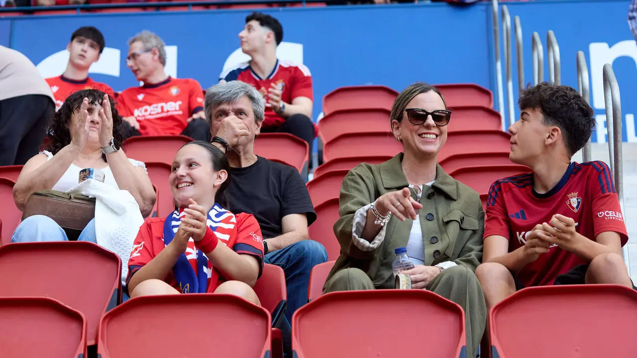 La grada del estadio de El Sadar durante el partido de La Liga EA Sports entre CA Osasuna y Sevilla FC disputado en Pamplona. I&Ntilde;IGO ALZUGARAY