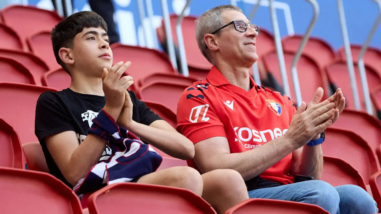 La grada del estadio de El Sadar durante el partido de La Liga EA Sports entre CA Osasuna y Sevilla FC disputado en Pamplona. I&Ntilde;IGO ALZUGARAY