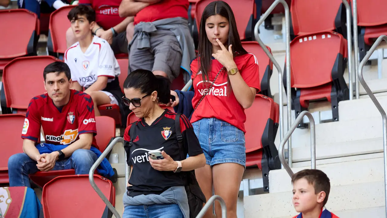 La grada del estadio de El Sadar durante el partido de La Liga EA Sports entre CA Osasuna y Sevilla FC disputado en Pamplona. I&Ntilde;IGO ALZUGARAY