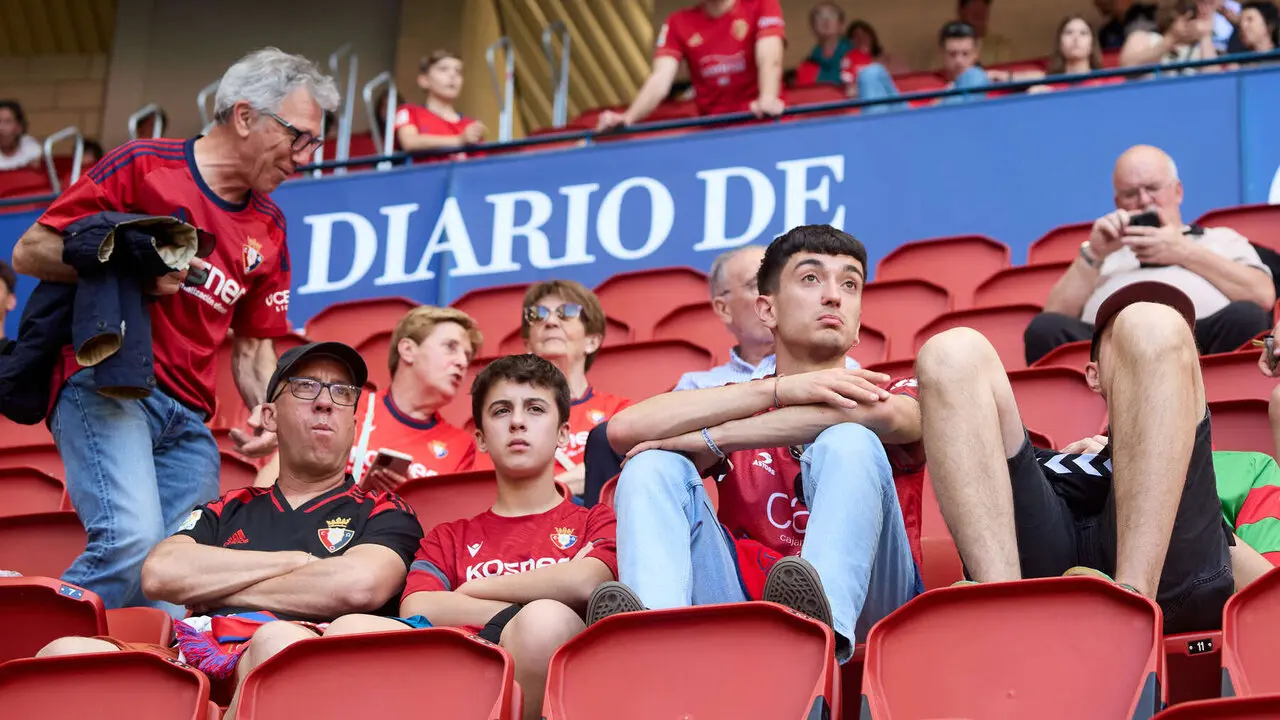 La grada del estadio de El Sadar durante el partido de La Liga EA Sports entre CA Osasuna y Sevilla FC disputado en Pamplona. I&Ntilde;IGO ALZUGARAY