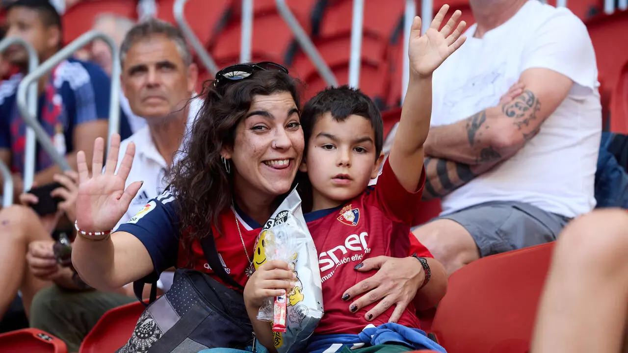 La grada del estadio de El Sadar durante el partido de La Liga EA Sports entre CA Osasuna y Sevilla FC disputado en Pamplona. I&Ntilde;IGO ALZUGARAY