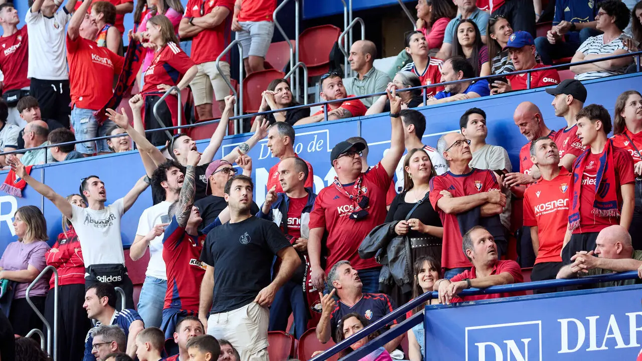La grada del estadio de El Sadar durante el partido de La Liga EA Sports entre CA Osasuna y Sevilla FC disputado en Pamplona. I&Ntilde;IGO ALZUGARAY