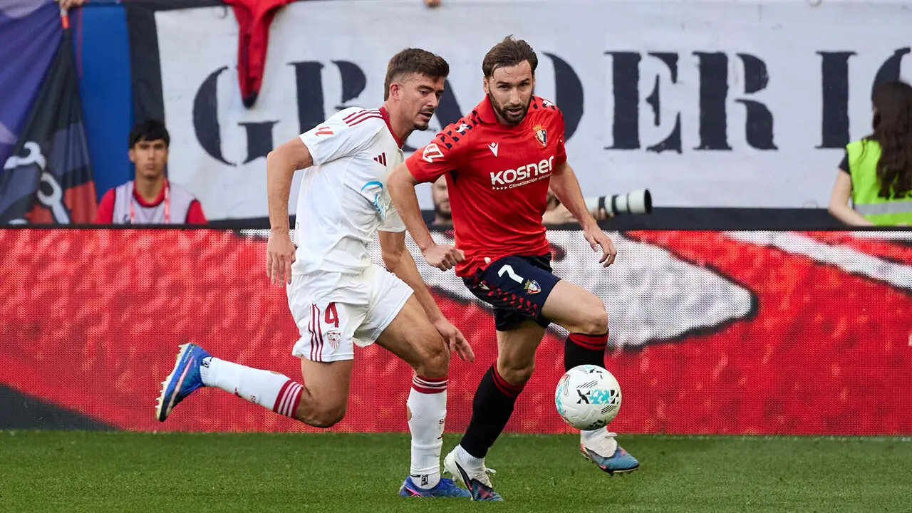 Jon Moncayola (7. CA Osasuna) y Kike Salas (4. Sevilla FC) durante el partido de La Liga EA Sports entre CA Osasuna y Sevilla FC disputado en el estadio de El Sadar en Pamplona. I&Ntilde;IGO ALZUGARAY