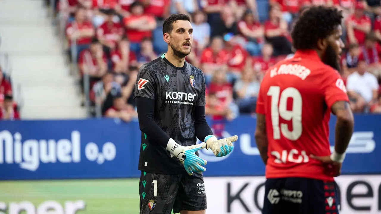 Sergio Herrera (1. CA Osasuna) y Valentin Rosier (19. CA Osasuna) durante el partido de La Liga EA Sports entre CA Osasuna y Sevilla FC disputado en el estadio de El Sadar en Pamplona. I&Ntilde;IGO ALZUGARAY