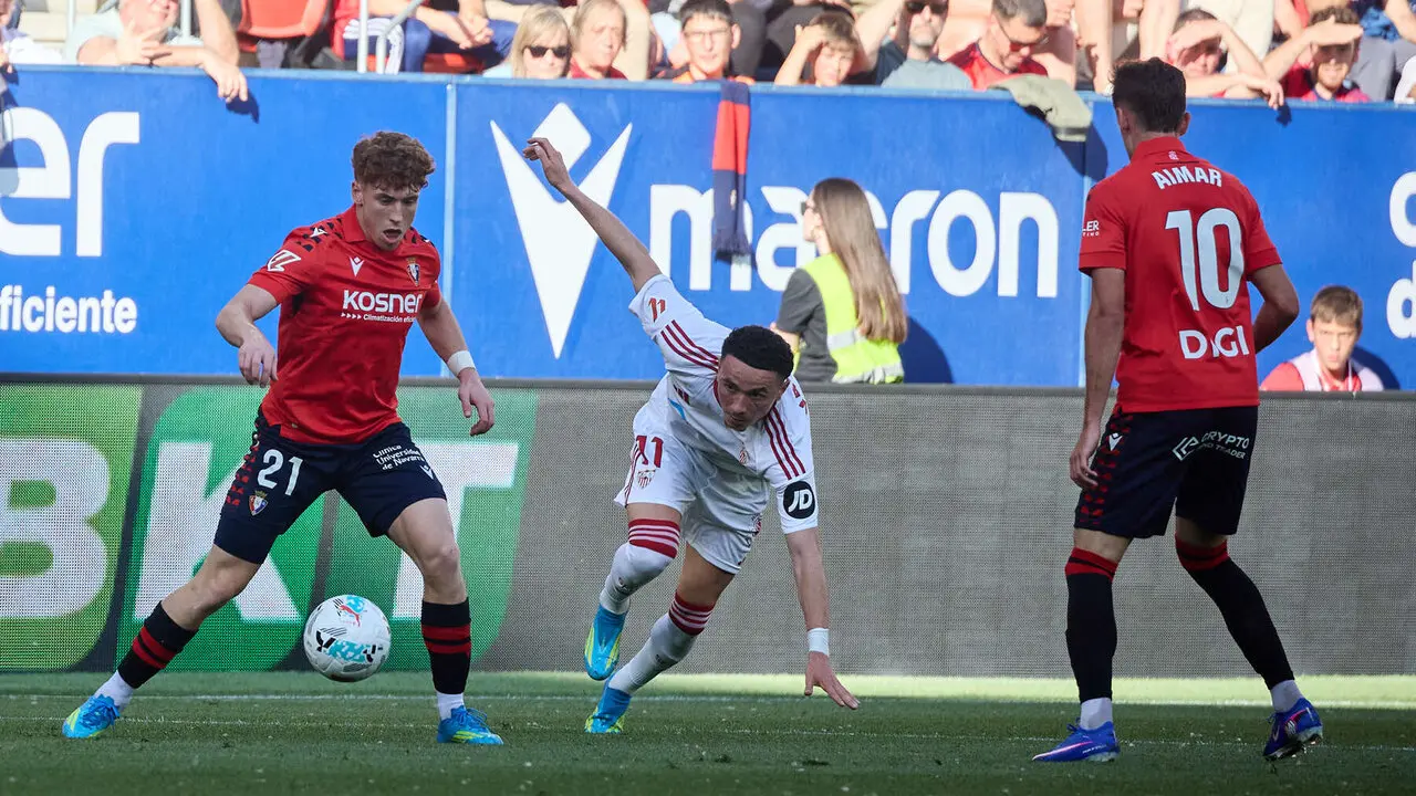 V&iacute;ctor Mu&ntilde;oz (21. CA Osasuna), Rub&eacute;n Vargas (11. Sevilla FC) y Aimar Oroz (10. CA Osasuna) durante el partido de La Liga EA Sports entre CA Osasuna y Sevilla FC disputado en el estadio de El Sadar en Pamplona. I&Ntilde;IGO ALZUGARAY