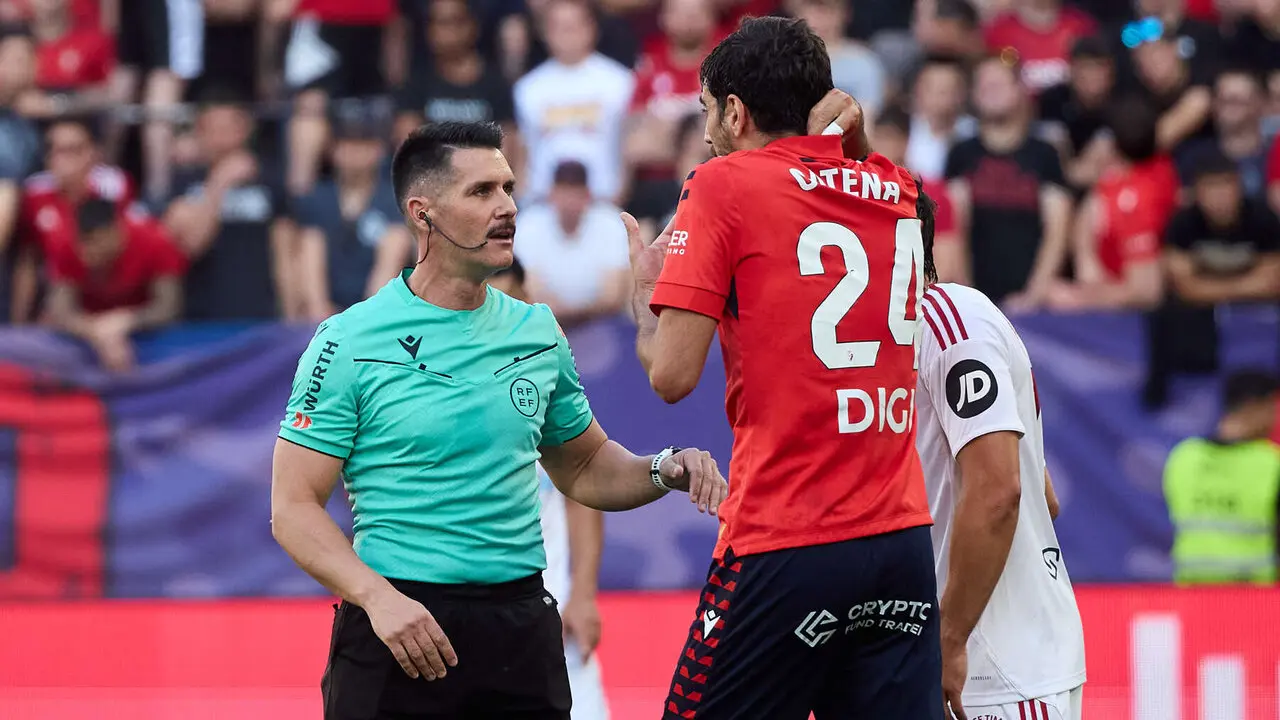 Miguel Angel Ortiz Arias (&aacute;rbitro del partido) y Alejandro Catena (24. CA Osasuna) durante el partido de La Liga EA Sports entre CA Osasuna y Sevilla FC disputado en el estadio de El Sadar en Pamplona. I&Ntilde;IGO ALZUGARAY