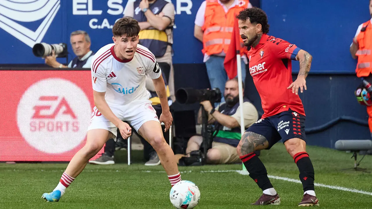 Joaqu&iacute;n Mart&iacute;nez Oso (36. Sevilla FC) y Rub&eacute;n Garc&iacute;a (14. CA Osasuna) durante el partido de La Liga EA Sports entre CA Osasuna y Sevilla FC disputado en el estadio de El Sadar en Pamplona. I&Ntilde;IGO ALZUGARAY
