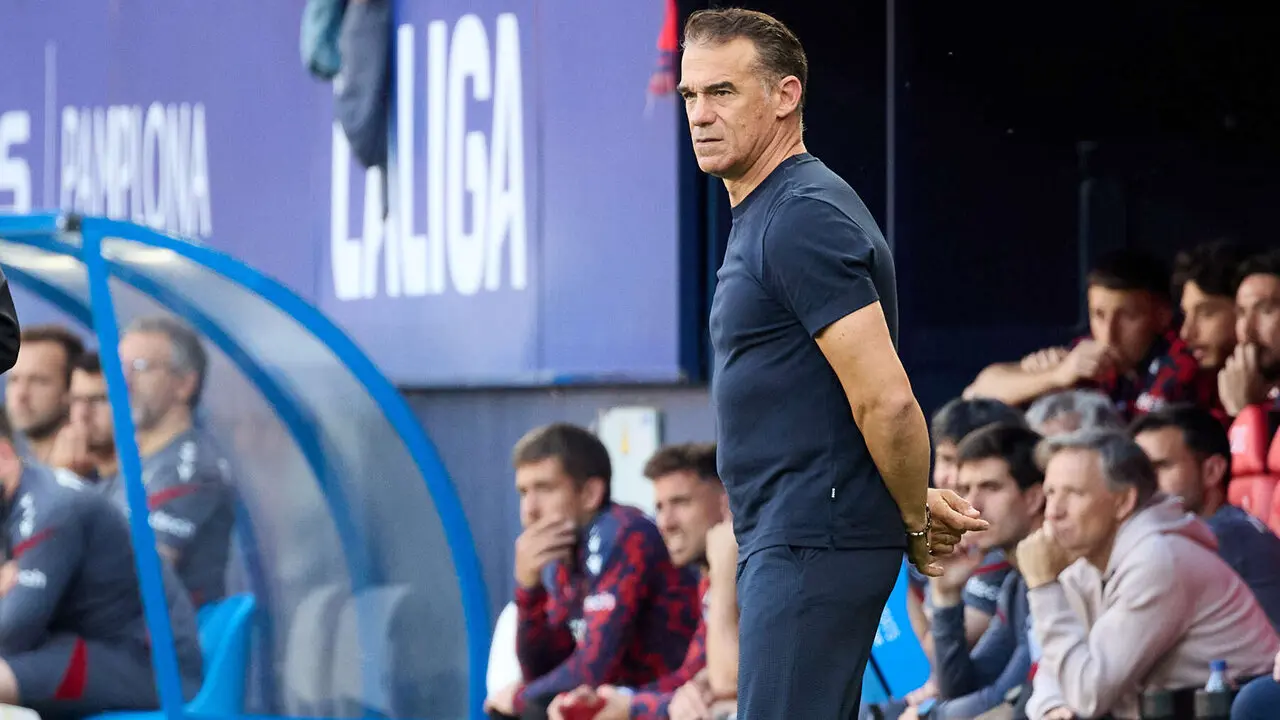 Luis Garc&iacute;a (entrenador Sevilla FC) durante el partido de La Liga EA Sports entre CA Osasuna y Sevilla FC disputado en el estadio de El Sadar en Pamplona. I&Ntilde;IGO ALZUGARAY