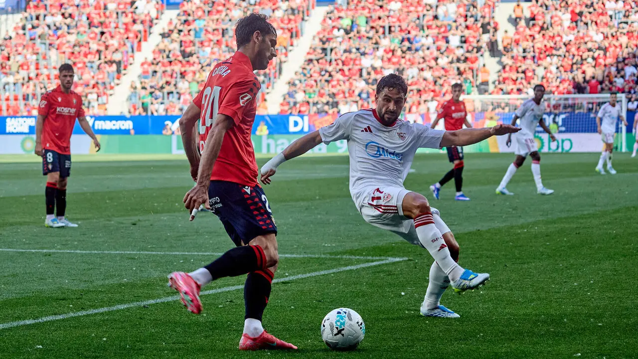 Alejandro Catena (24. CA Osasuna) y Neal Maupay (17. Sevilla FC) durante el partido de La Liga EA Sports entre CA Osasuna y Sevilla FC disputado en el estadio de El Sadar en Pamplona. I&Ntilde;IGO ALZUGARAY