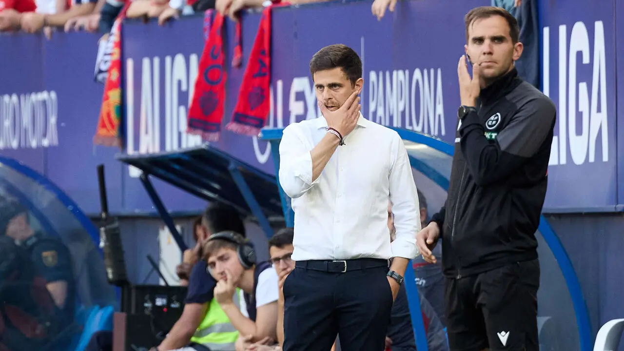 Alessio Lisci (entrenador CA Osasuna) durante el partido de La Liga EA Sports entre CA Osasuna y Sevilla FC disputado en el estadio de El Sadar en Pamplona. I&Ntilde;IGO ALZUGARAY